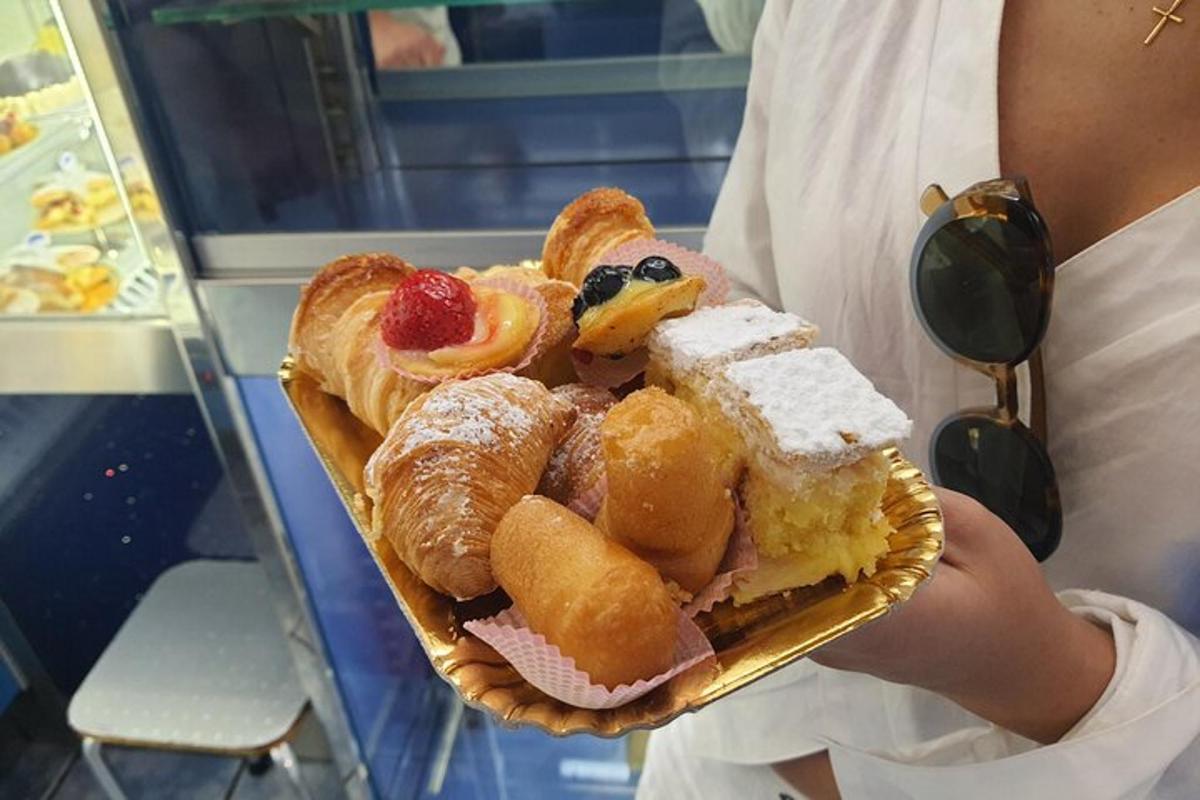 may hawak na tray ng pastry ang isang tao