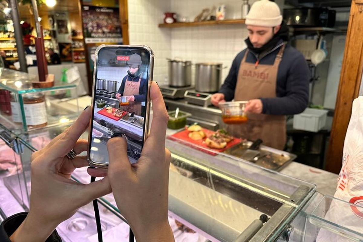 oseba, ki fotografira kuharja v kuhinji
