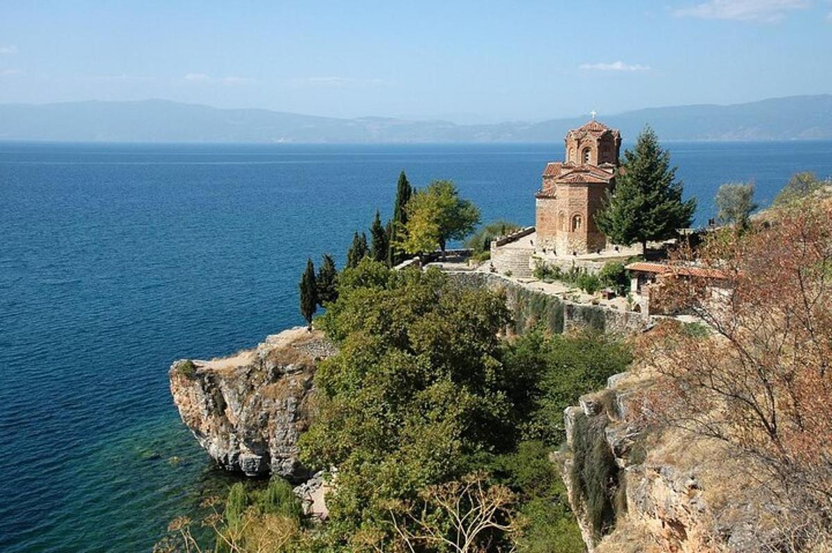una vecchia chiesa su una scogliera vicino all'acqua