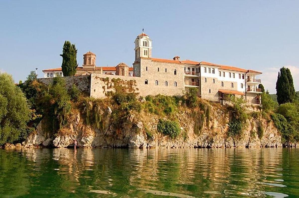 un gran edifici al cim d'un turó al costat de l'aigua
