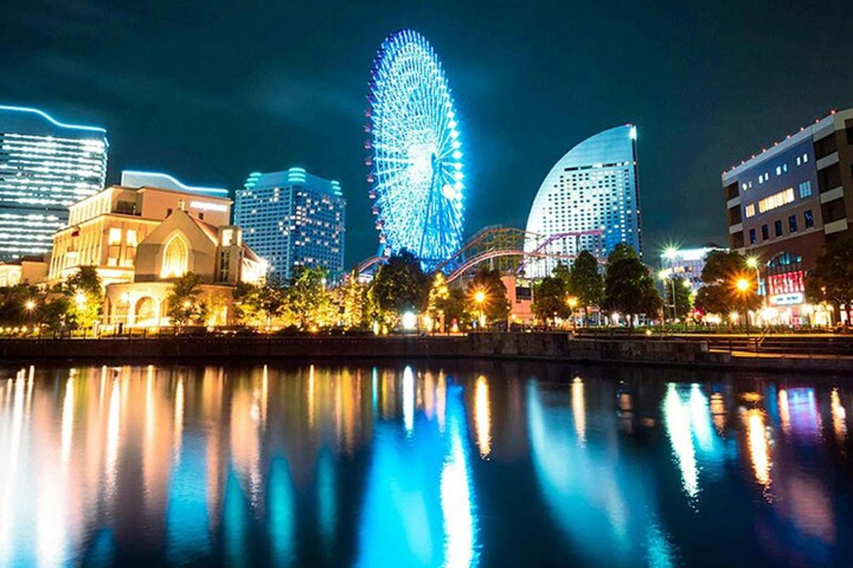 una vista di una città di notte con fuochi d'artificio