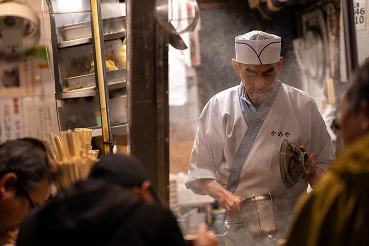 un uomo in cucina che prepara il cibo in un ristorante