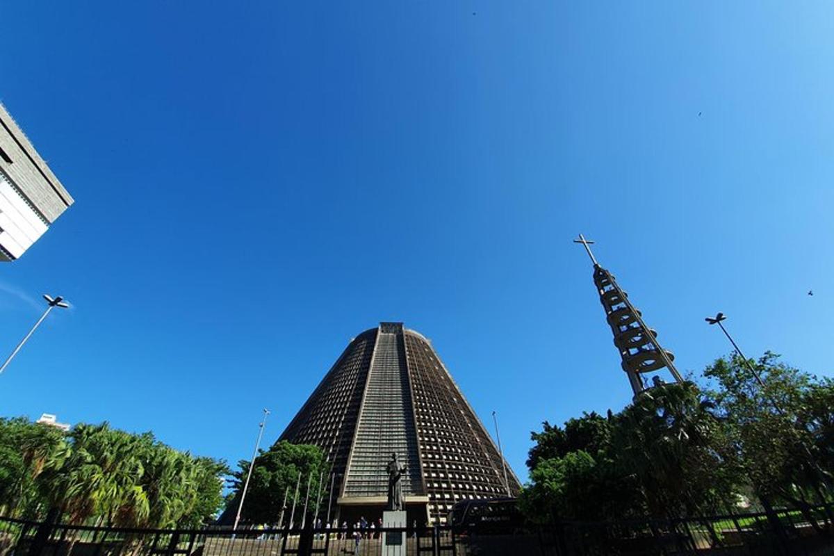 sebuah bangunan tinggi dengan latar belakang menara