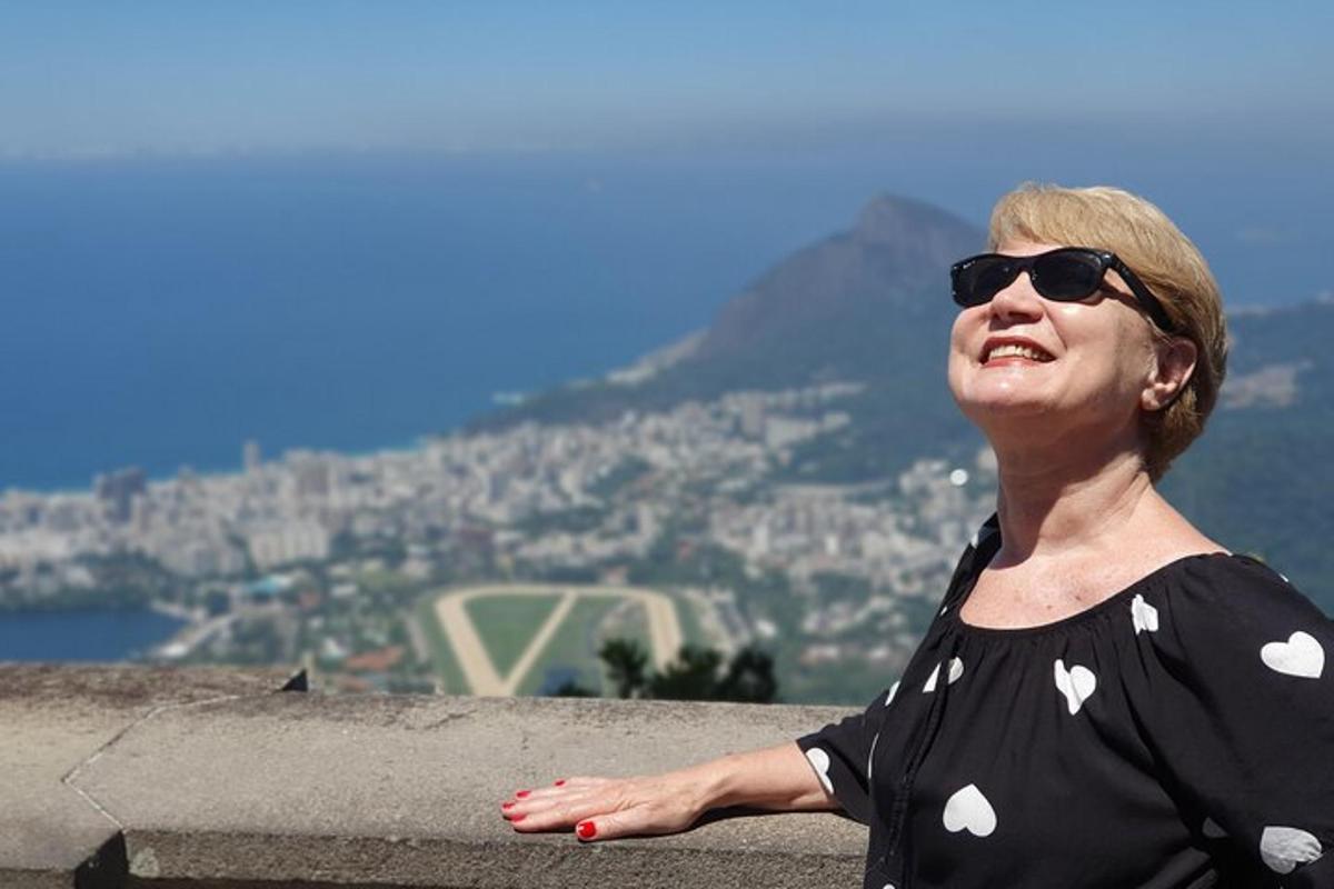 žena se slunečními brýlemi stojící na vrcholu římsy