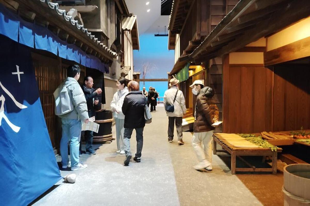 店の外に立っている人々のグループ
