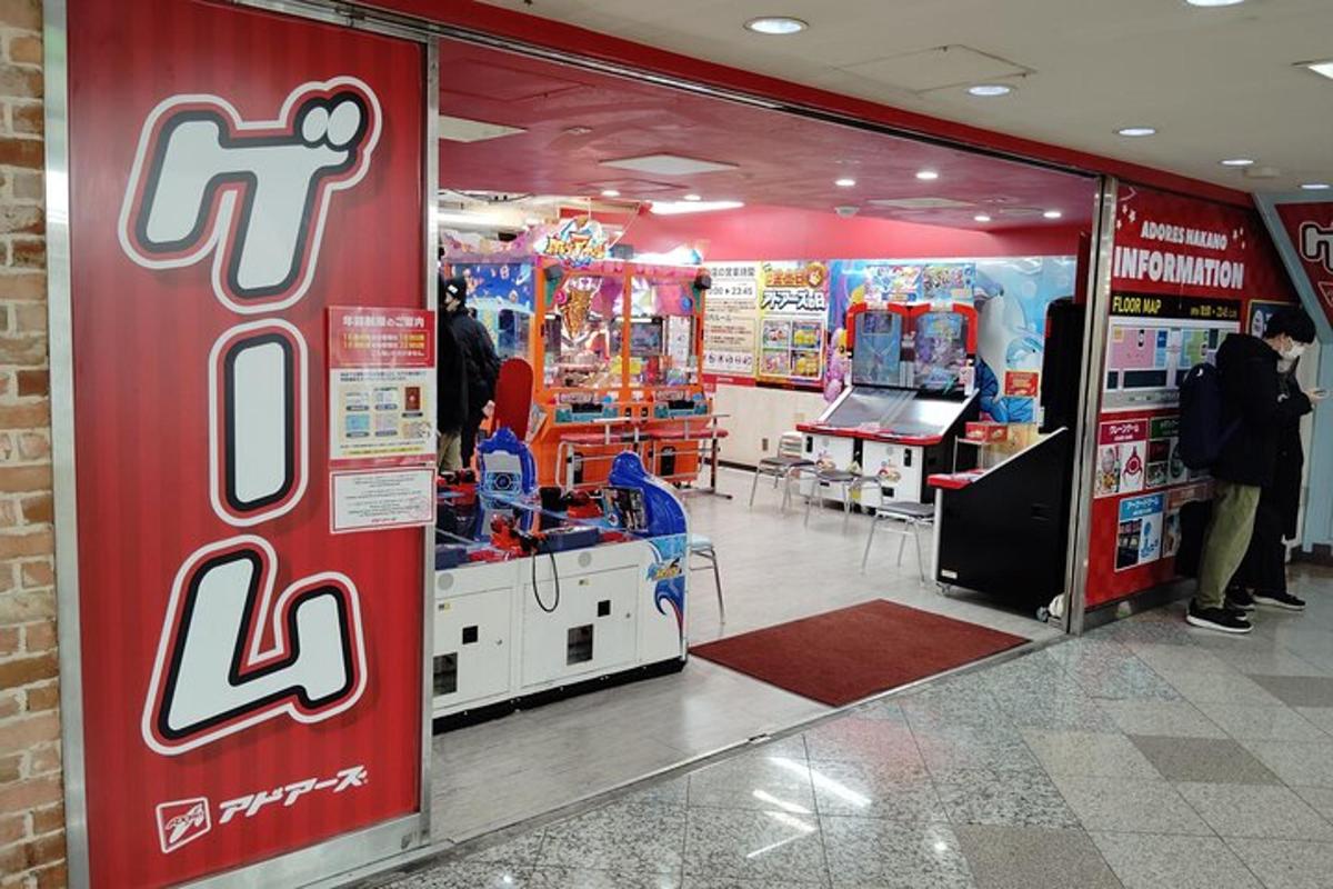 Una entrada a una juguetería con gente dentro.