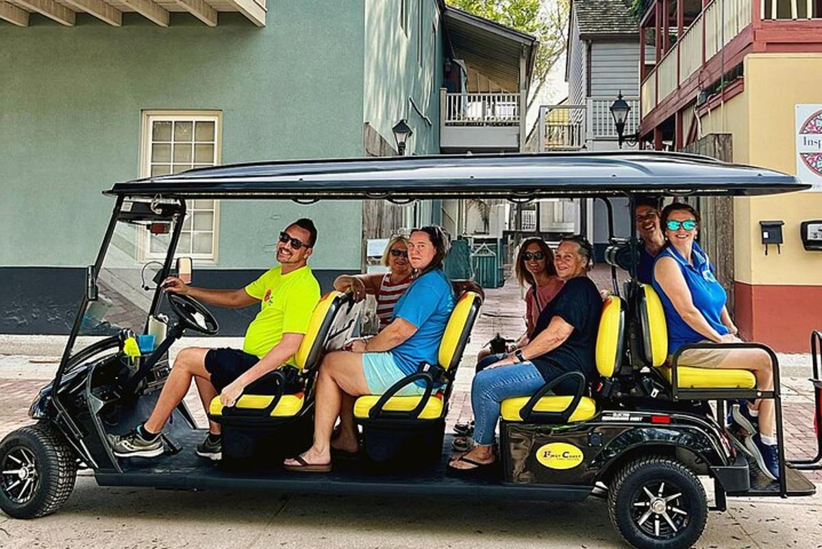 sekumpulan orang yang menaiki kereta golf