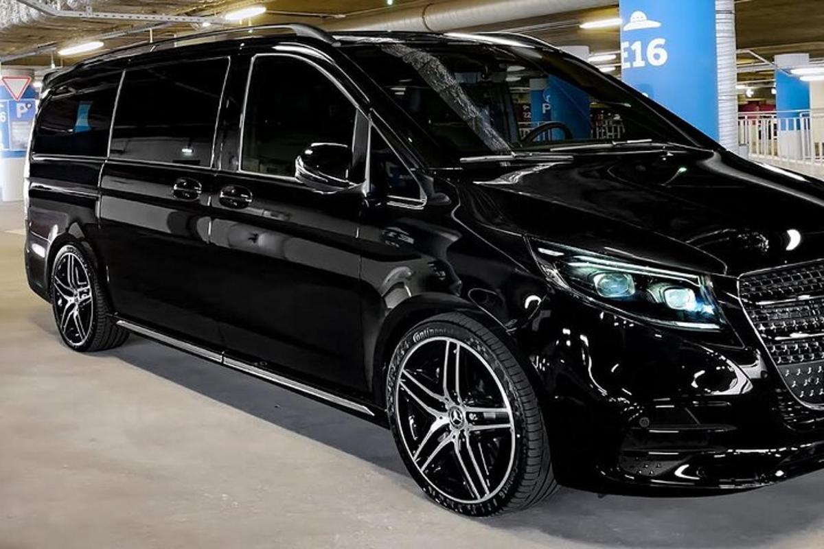 黒いバンがガレージに駐車されている