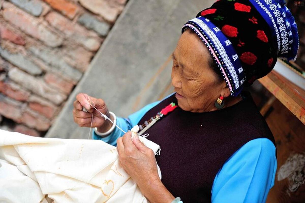 старија жена која носи фризуру и држи конац