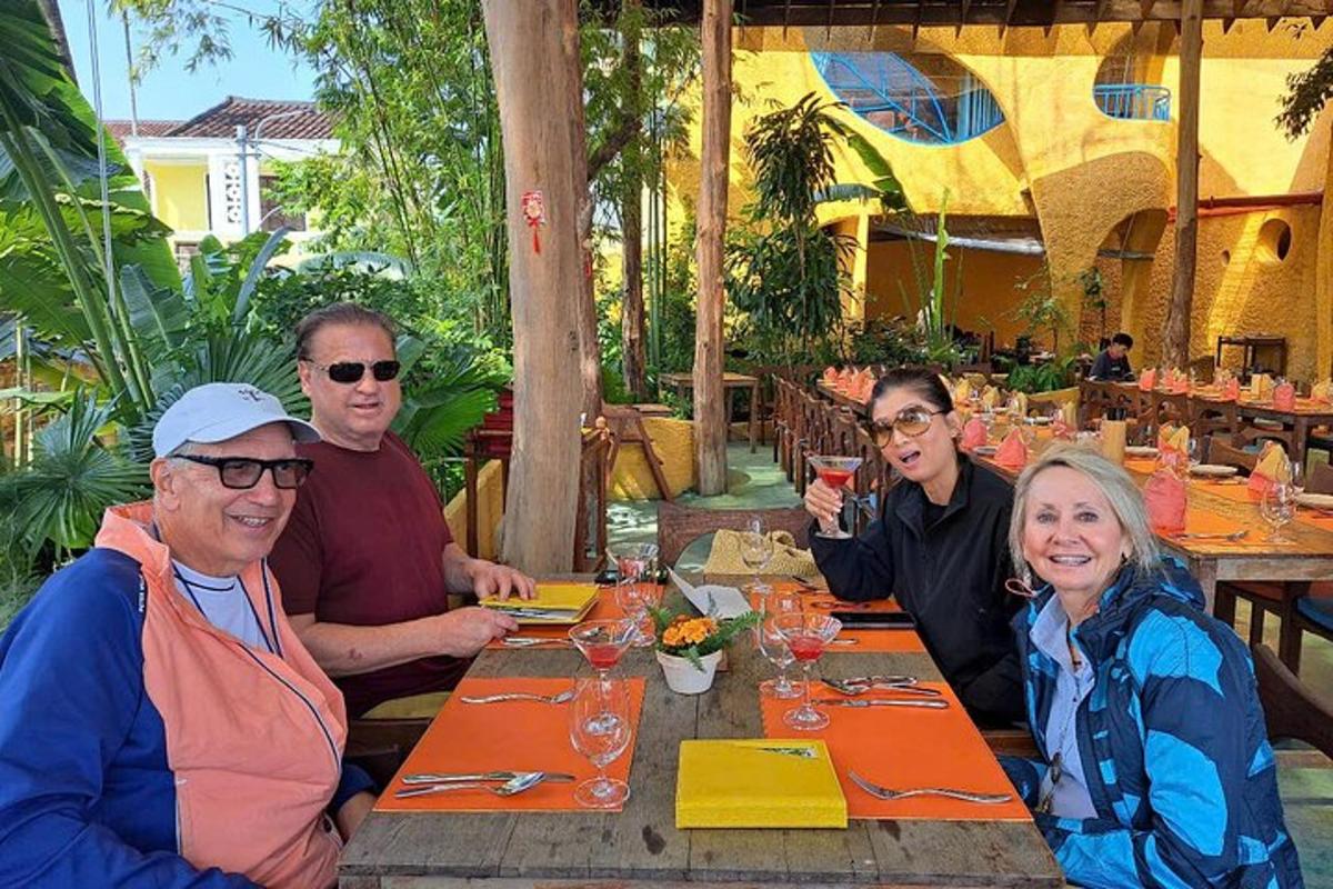 skupina lidí sedících u stolu v restauraci