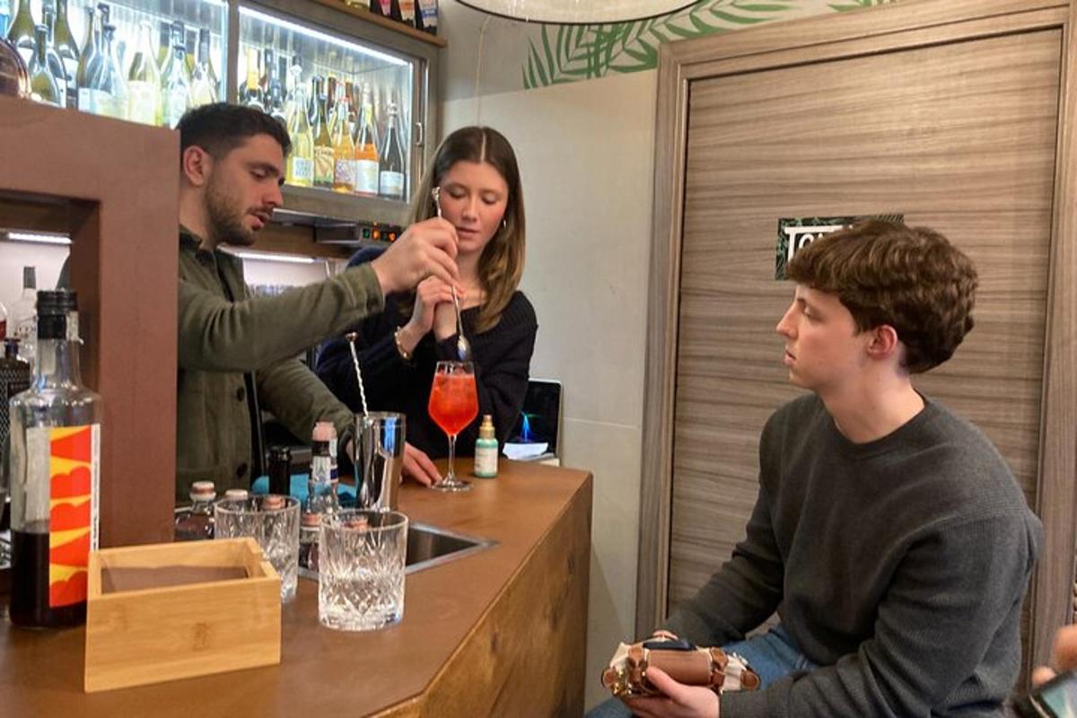 un gruppo di persone sedute al bar