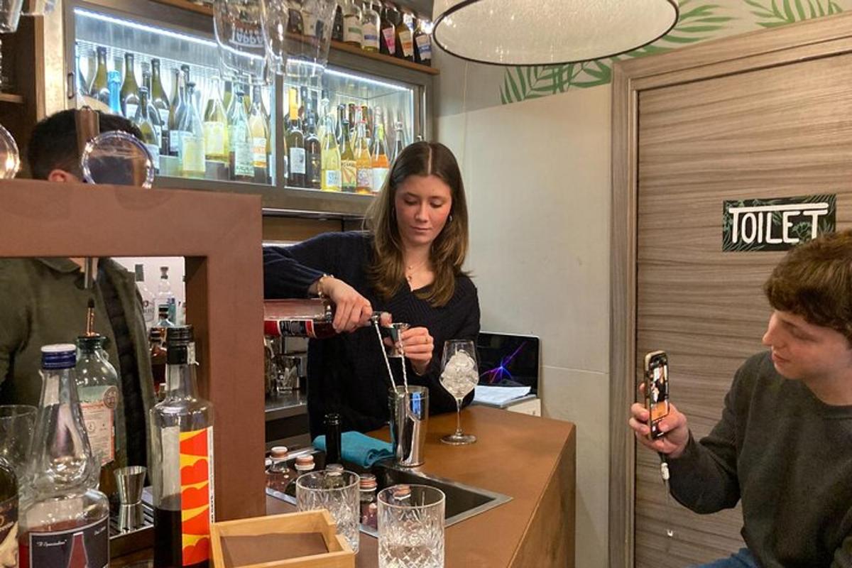 一位女士在酒吧倒了一杯酒