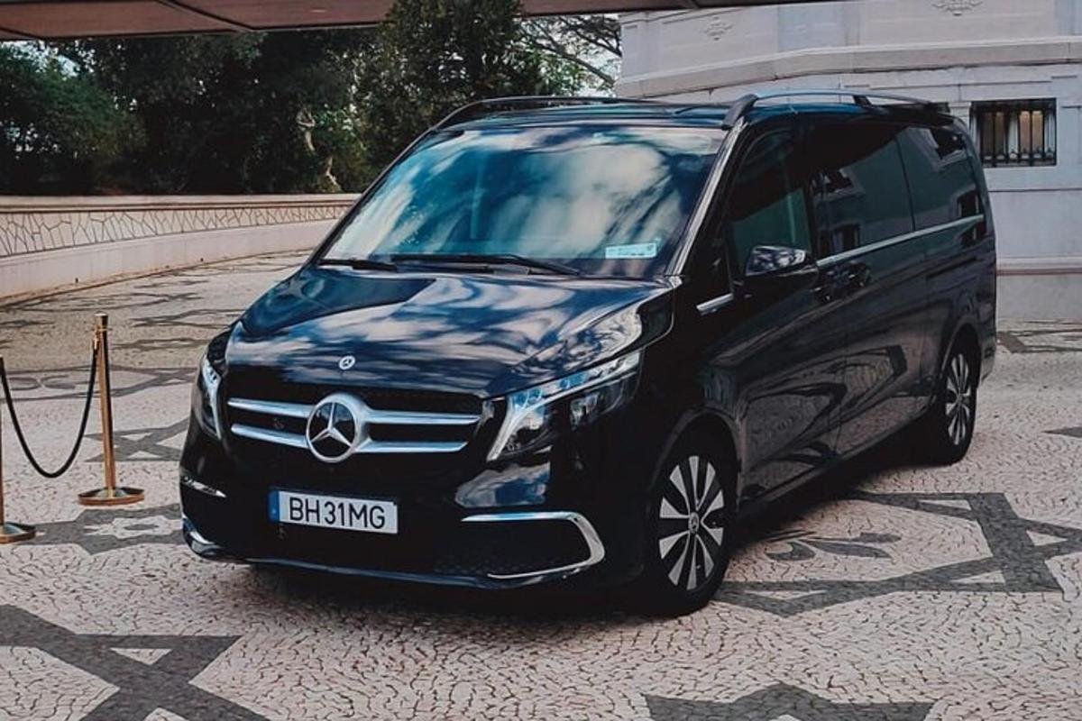sebuah van hitam diletakkan di tempat letak kereta