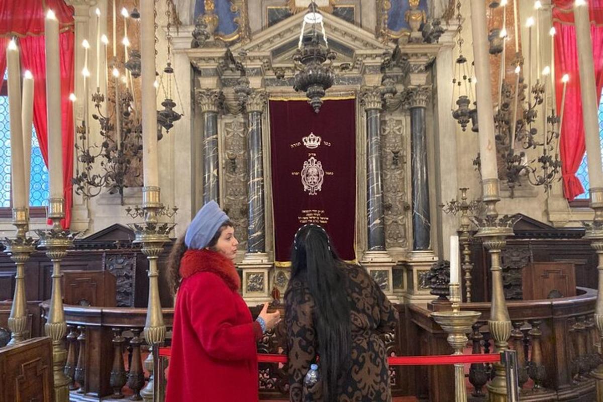 dues dones estan dretes en una església