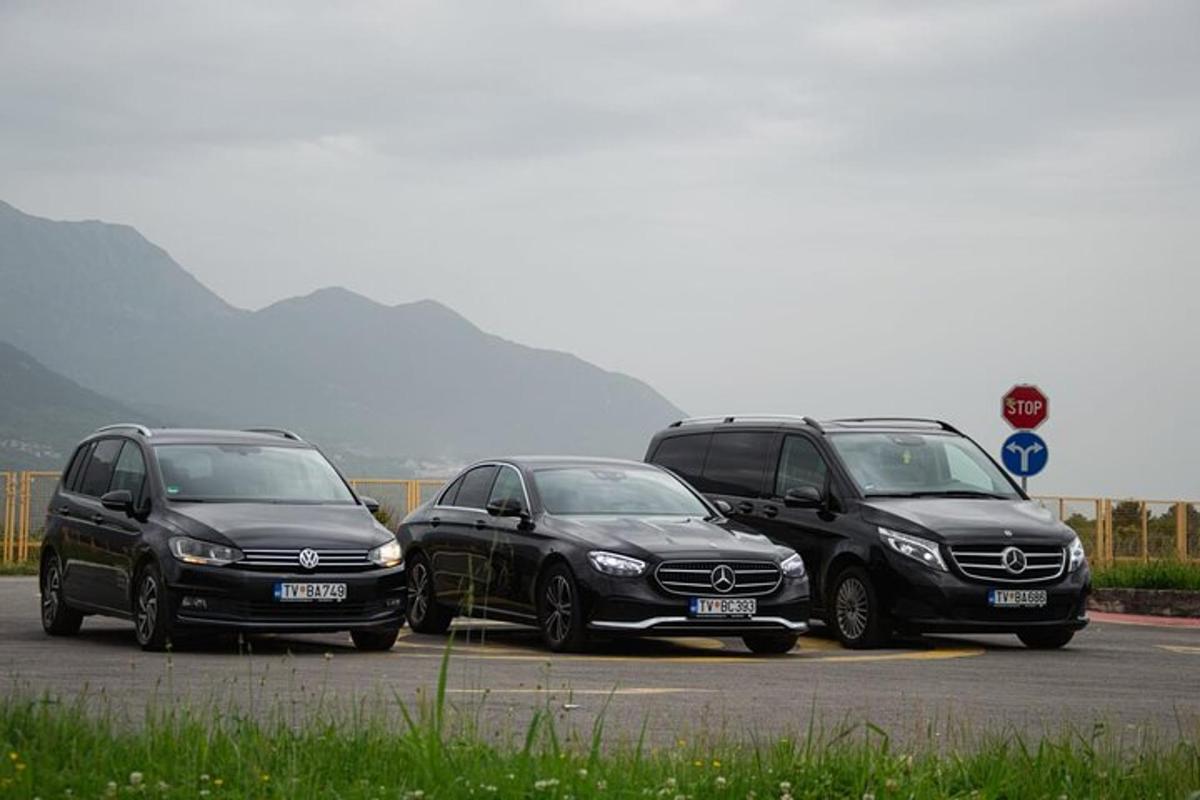 un grup de trei mașini parcate într-o parcare