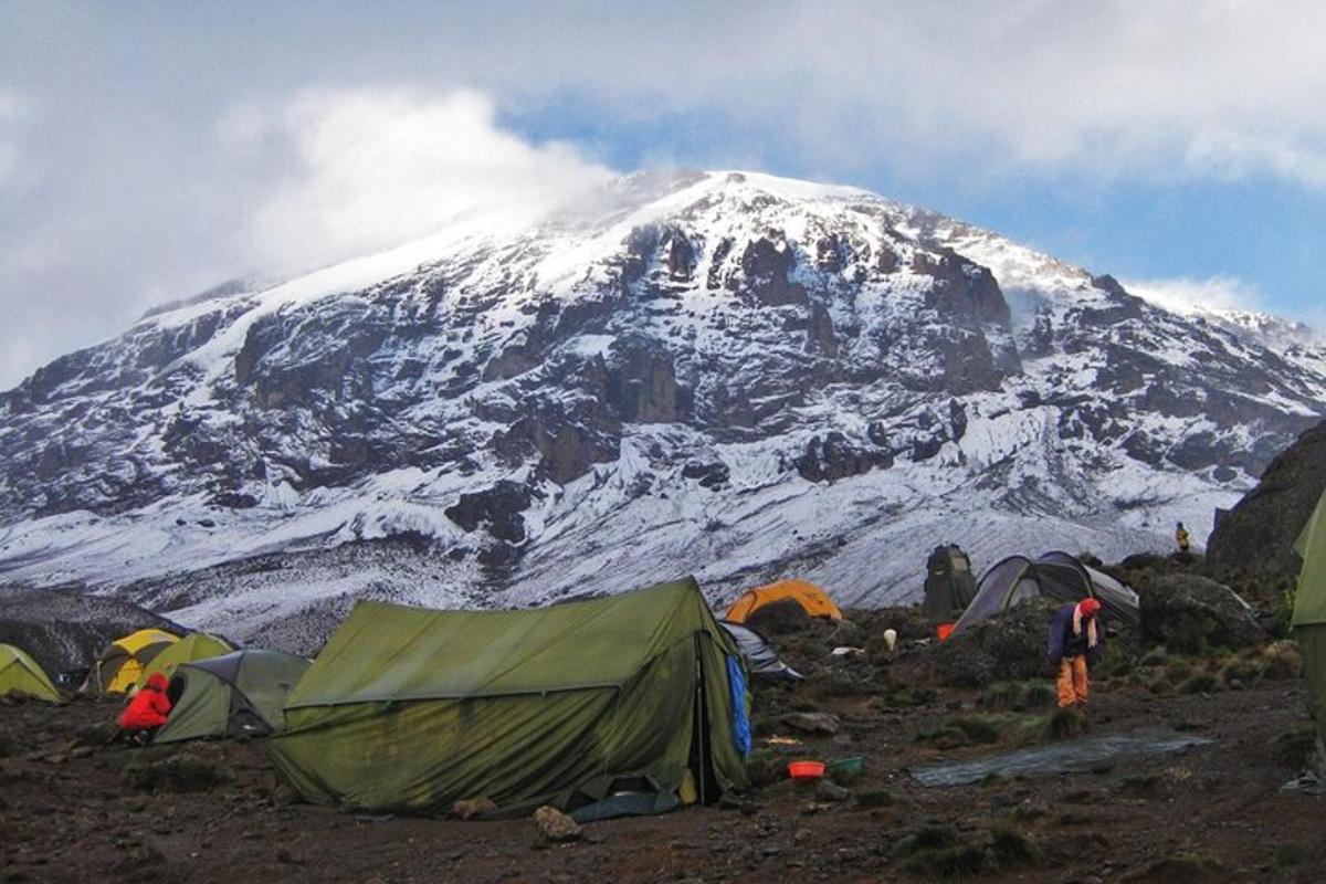 un gruppo di tende e una montagna coperta di neve