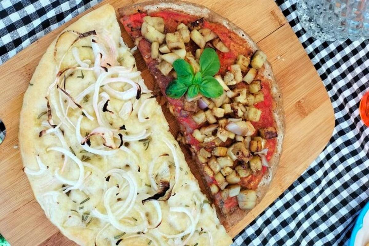 pizza yang terletak di atas papan pemotong kayu