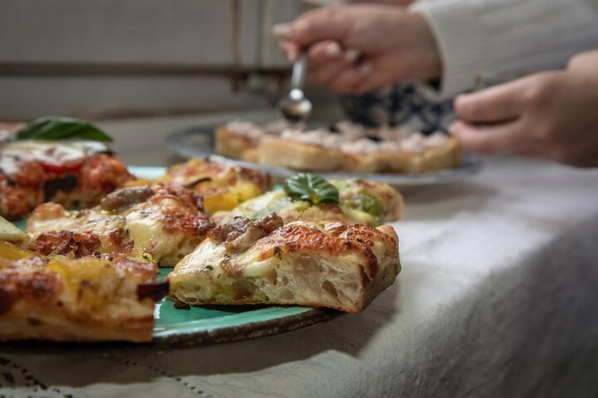 tanier pizze sediaci na stole