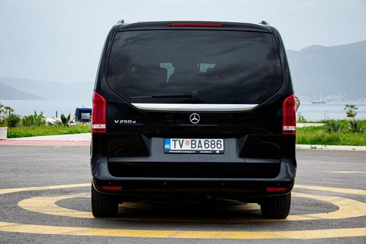 uma van preta estacionada em um estacionamento