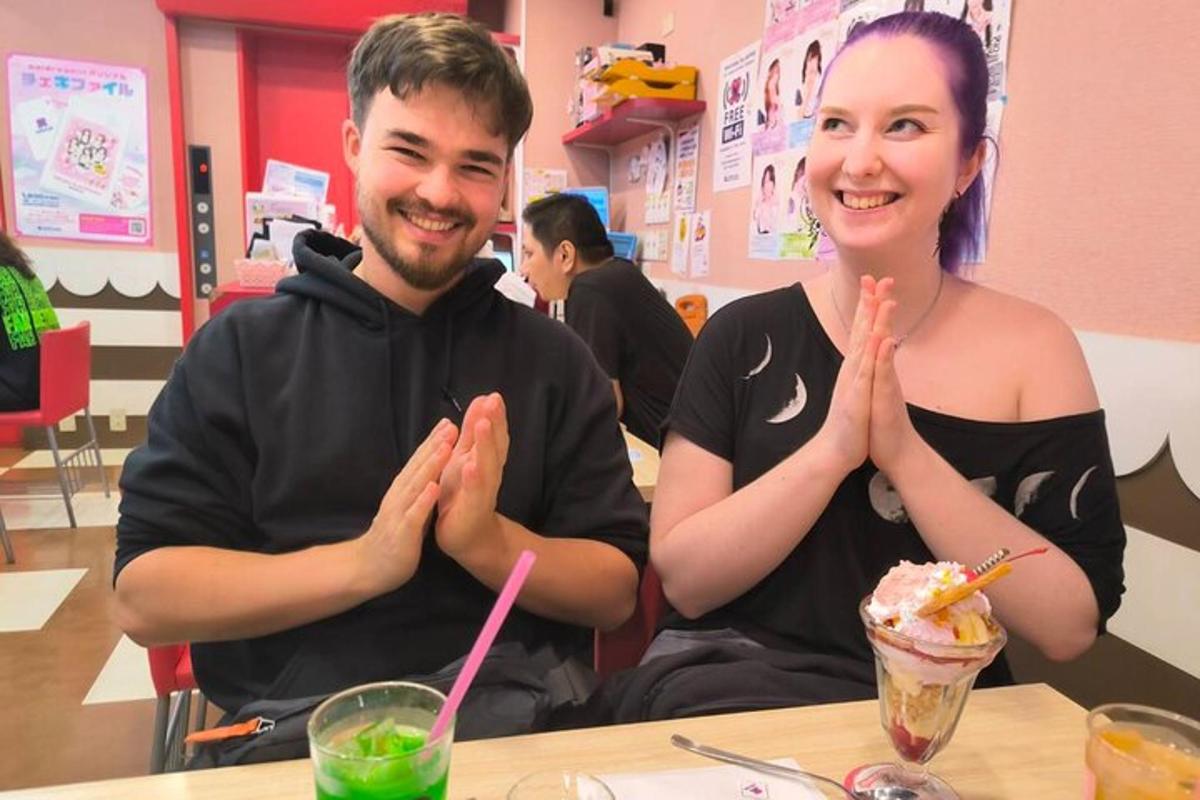 muž a žena sedící u stolu s drinkem