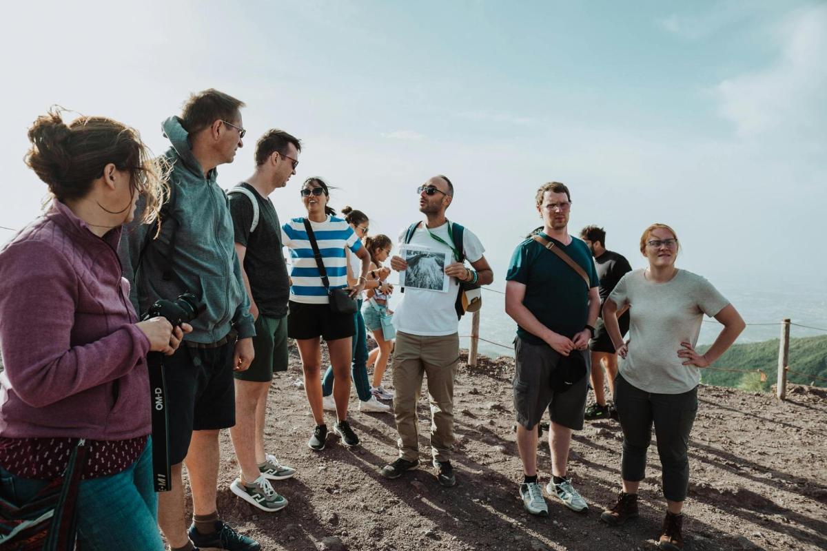 un gruppo di persone in piedi sulla cima di una montagna