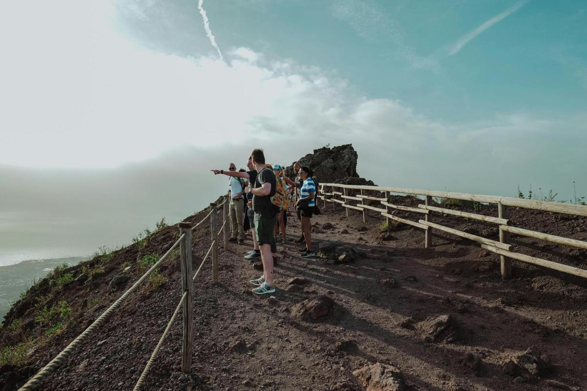 un gruppo di persone in piedi sulla cima di una montagna