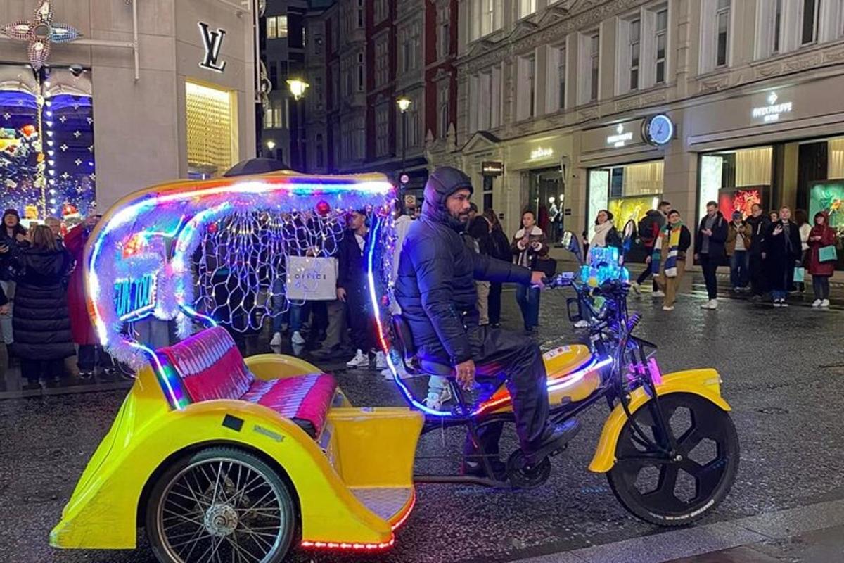 Muž jede na motorce s postranním vozíkem