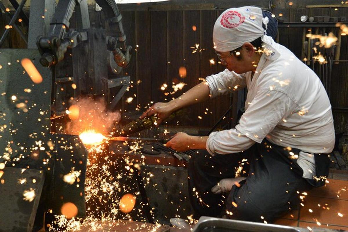seorang pria memotong sesuatu dengan gunting