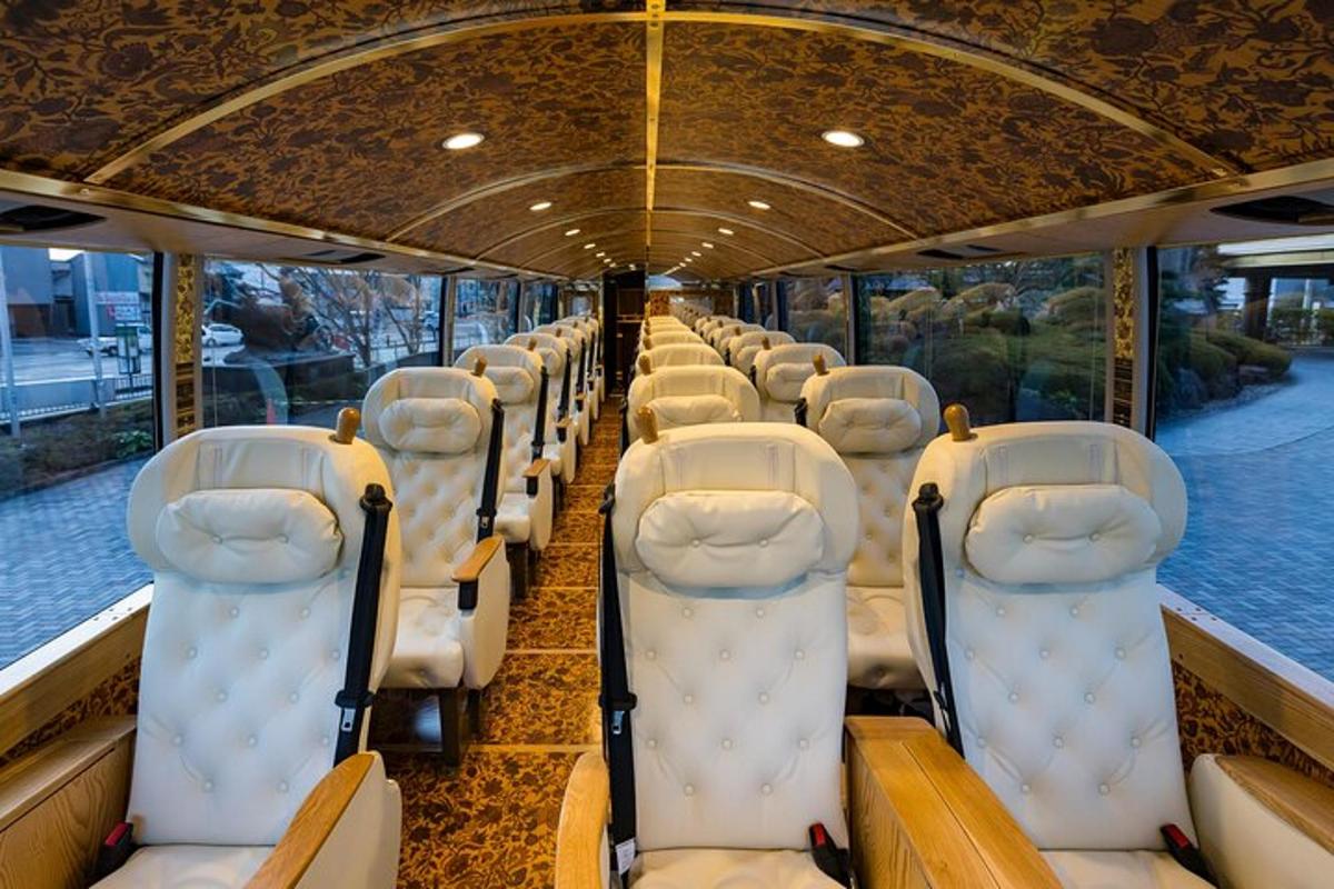 sebuah bus dengan deretan kursi di atas air