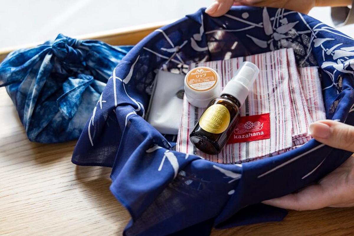 tas biru berisi sebotol alkohol di atas meja