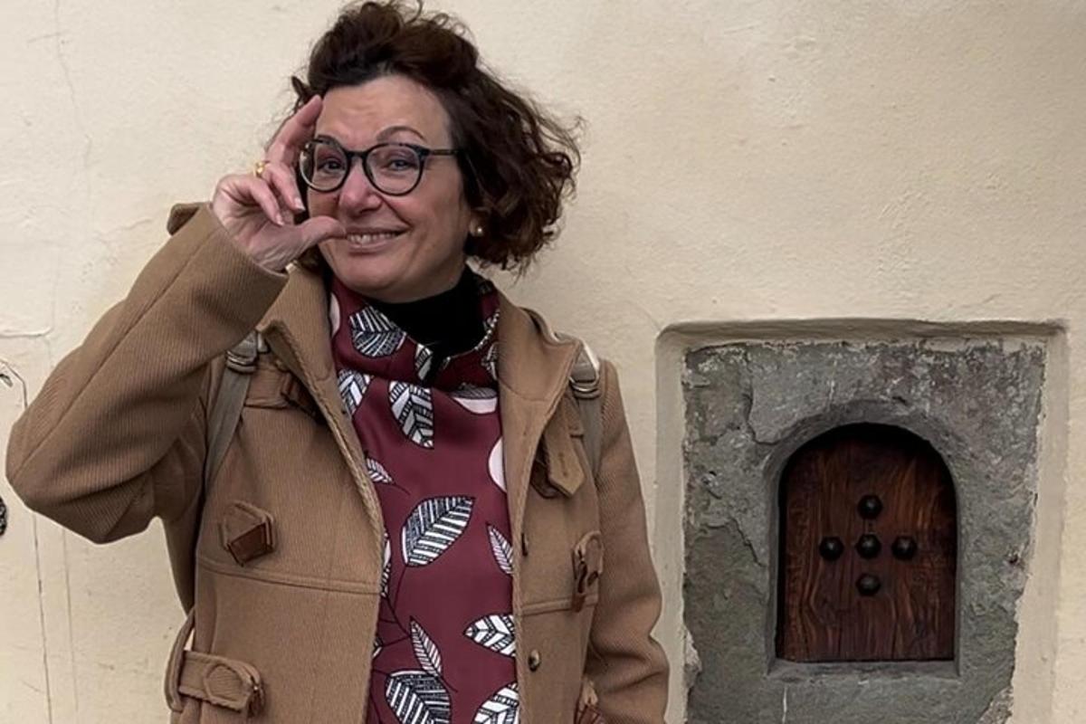 žena mluvící po mobilním telefonu před budovou