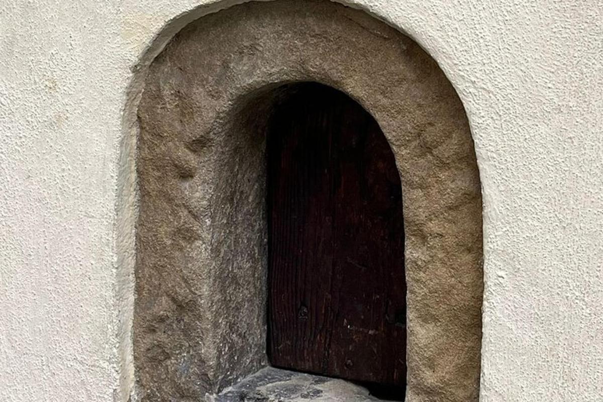 dřevěné dveře na boku budovy