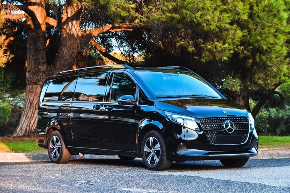 Černé SUV Mercedes Benz zaparkované na ulici
