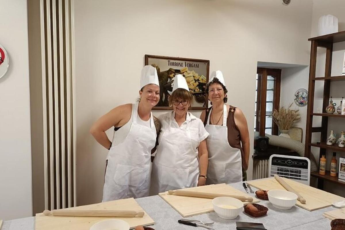 tre donne in uniforme bianca in piedi accanto a un tavolo