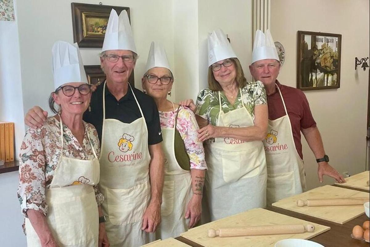 un gruppo di persone che indossano cappelli da cuoco in posa per una foto
