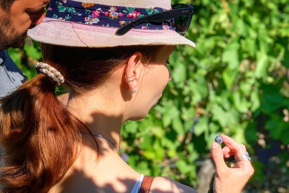una donna che indossa un cappello e un uomo