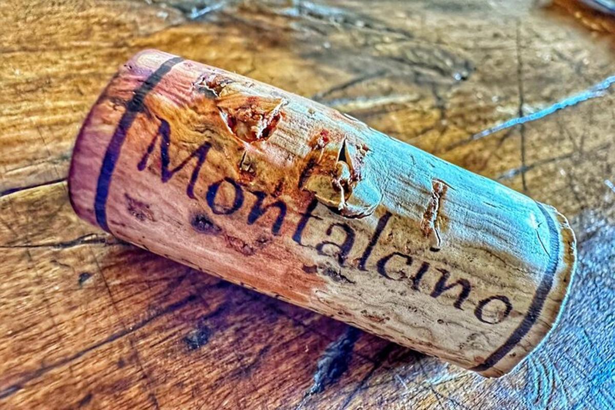 una bottiglia di vino di legno appoggiata su un tavolo di legno