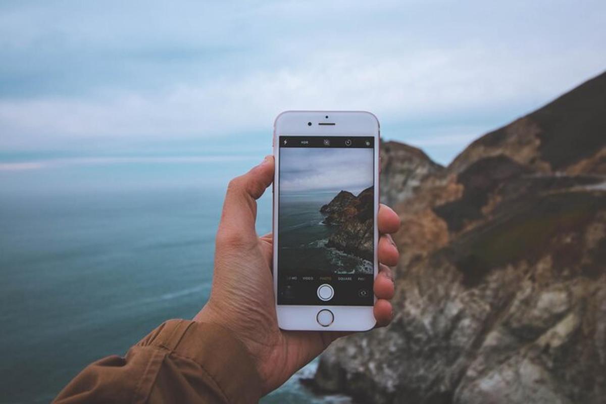una persona que sosté un telèfon mòbil a la mà