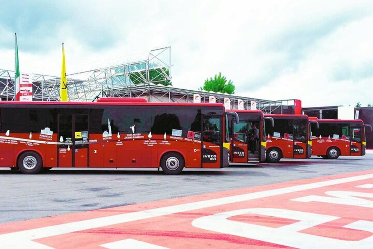 řada červených autobusů zaparkovaných na parkovišti