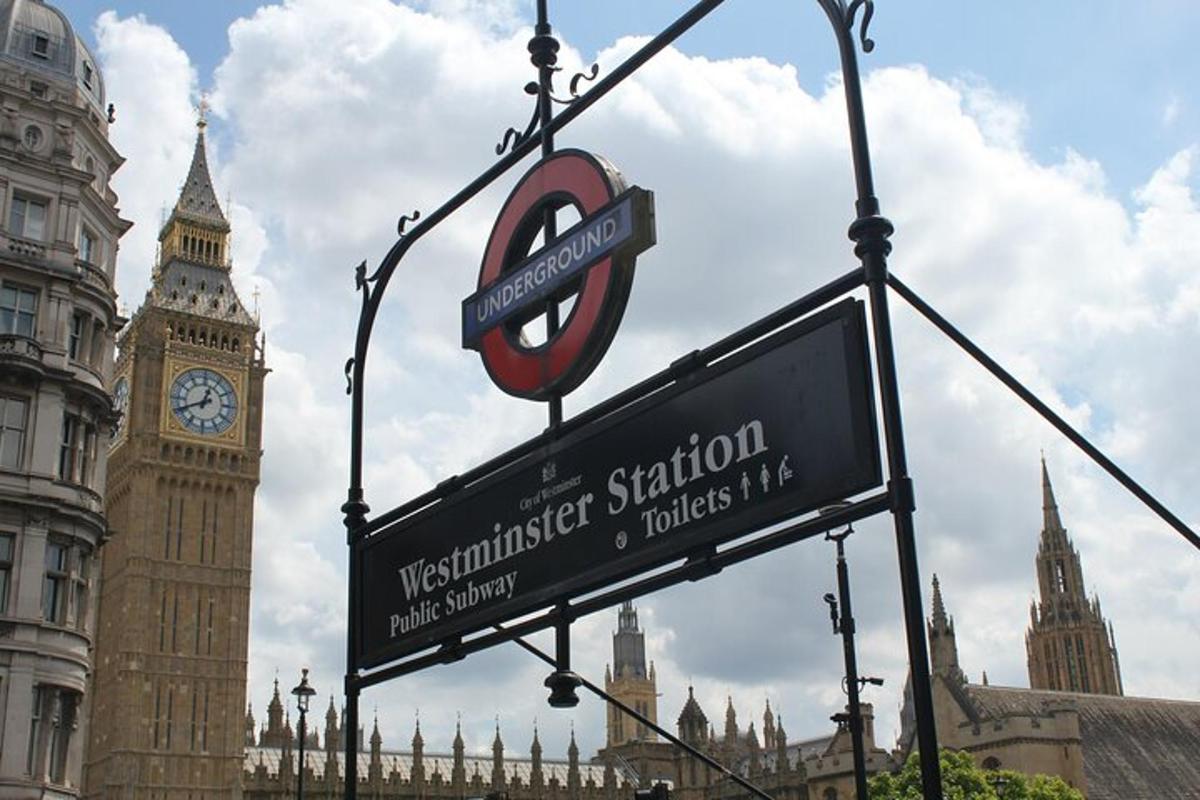 uliční cedule před hodinovou věží Big Ben