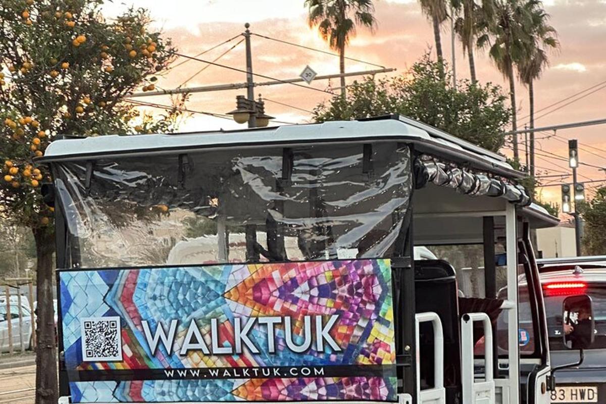 autobusová zastávka s namalovaným znakem na ulici