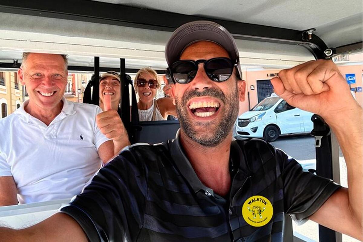 un home amb barret i ulleres de sol en un autobús