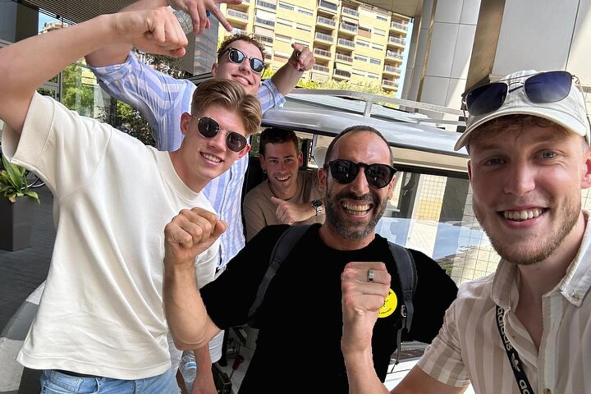 skupina mužů pózujících pro fotografii