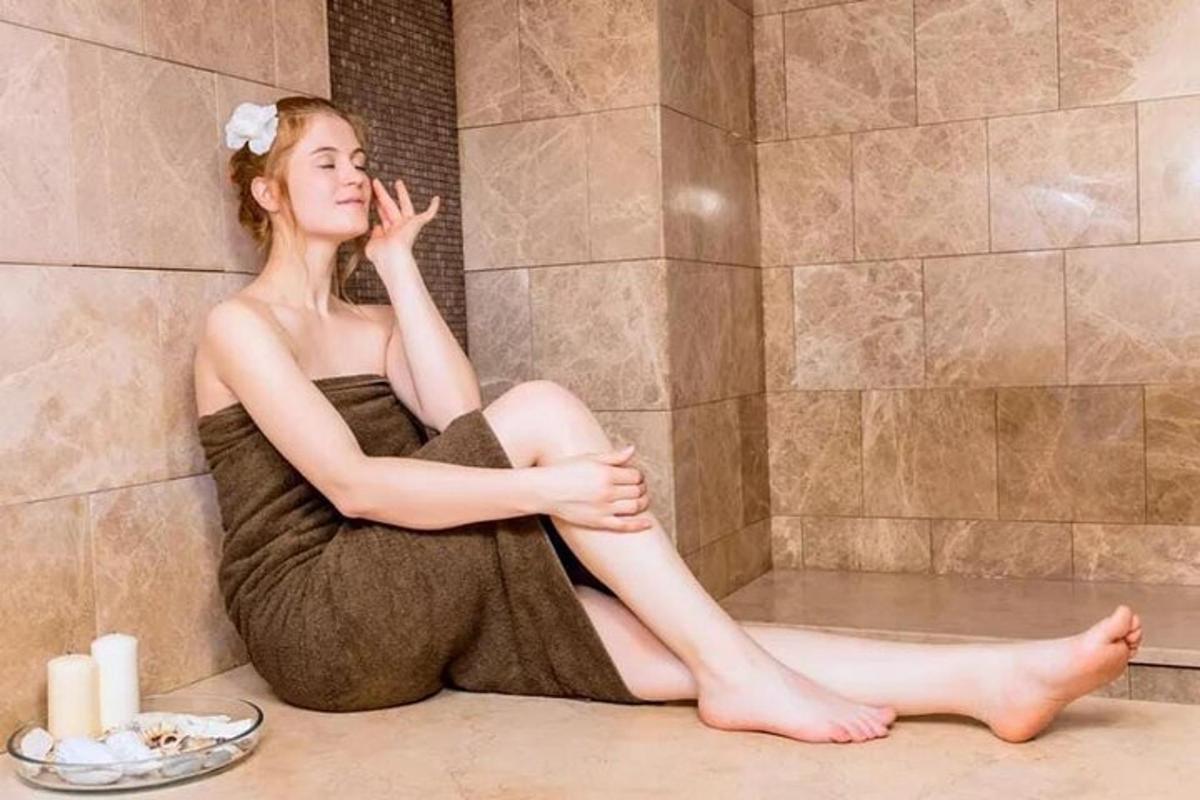 kona situr á gólfinu í sturtu