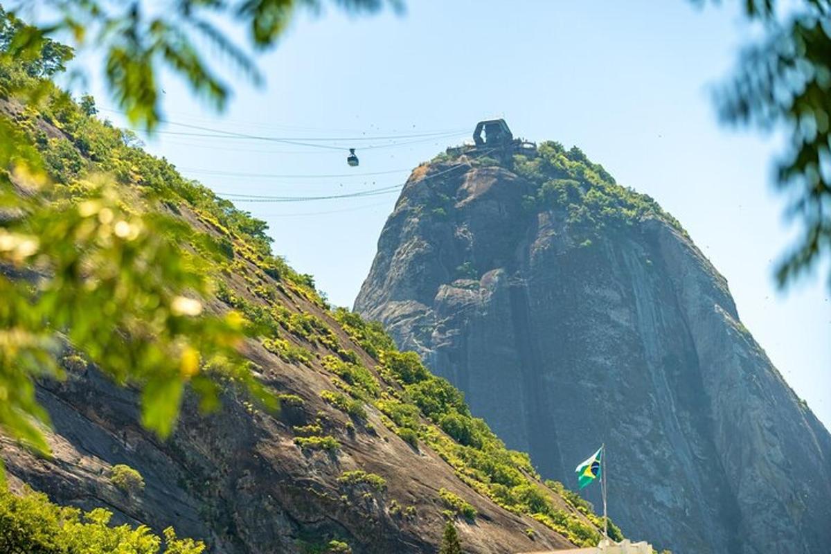 uma montanha com uma bandeira no topo