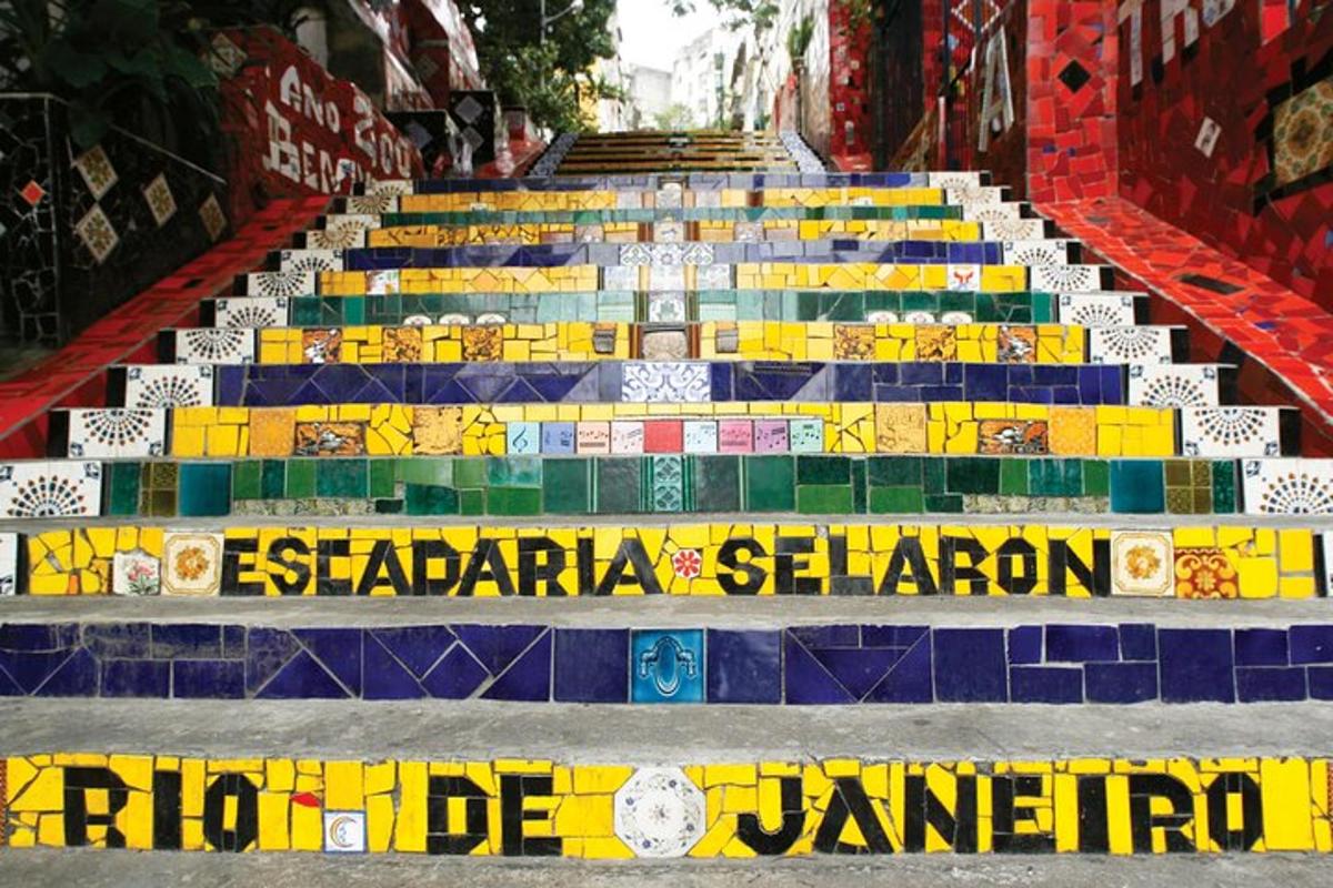 um conjunto de escadas com azulejos coloridos