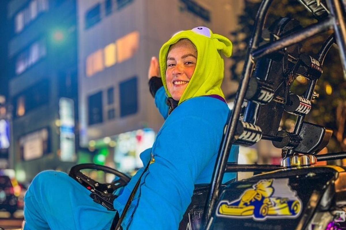 una donna vestita di blu e giallo seduta in un veicolo