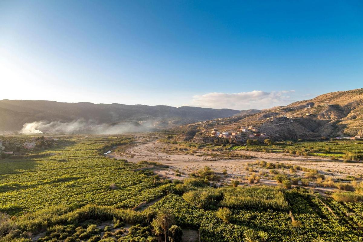 une vue d'une vallée avec des montagnes en arrière-plan