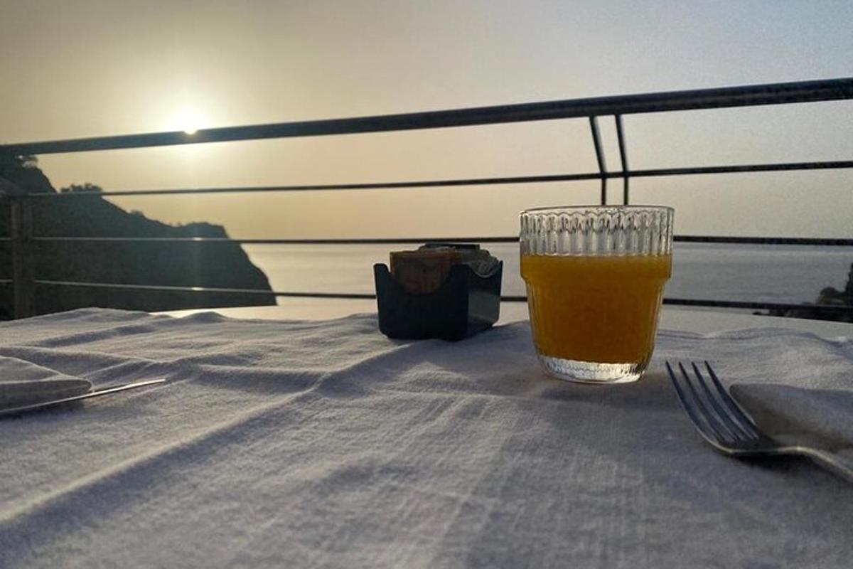 glas af appelsínusafa sem stendur á borði