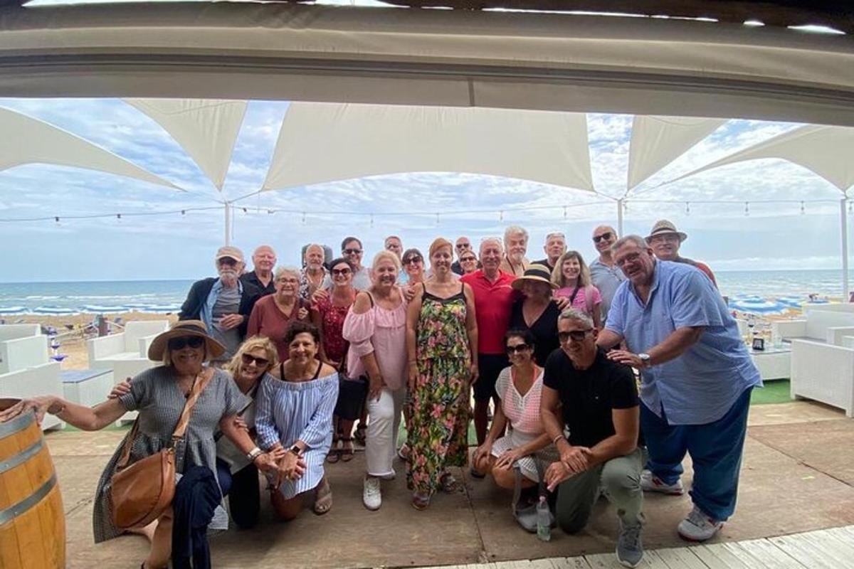 un gruppo di persone in posa per una foto sotto un arco